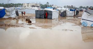 بالفيديو أمطار غزيرة تفاقم معاناة النازحين في غزة بالفيديو أمطار غزيرة تفاقم معاناة النازحين في غزة