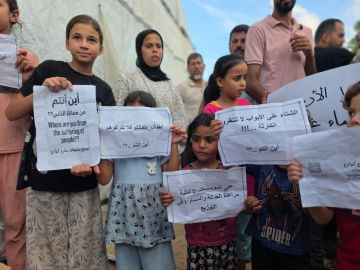 نازحون يحتجون للمطالبة بالمساعدات في مواصي خان يونس نازحون يحتجون للمطالبة بالمساعدات في مواصي خان يونس