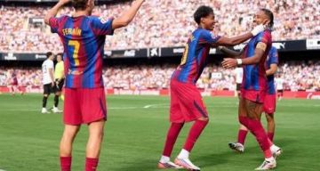 برشلونة يكتسح فالنسيا بخماسية نظيفة وينفرد بصدارة الدوري الإسباني برشلونة يكتسح فالنسيا بخماسية نظيفة وينفرد بصدارة الدوري الإسباني