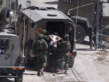الاحتلال يعتقل 13 مواطنا ويحتجز 53 شابا في الضفة والقدس. الاحتلال يعتقل 13 مواطنا ويحتجز 53 شابا في الضفة والقدس.