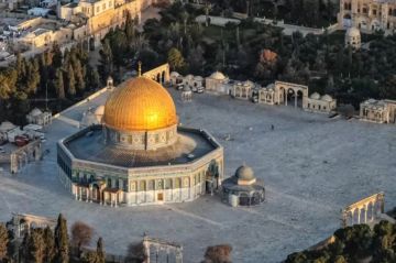 عشرات الآلاف يؤدون الجمعة في الأقصى رغم القيود الإسرائيلية عشرات الآلاف يؤدون الجمعة في الأقصى رغم القيود الإسرائيلية