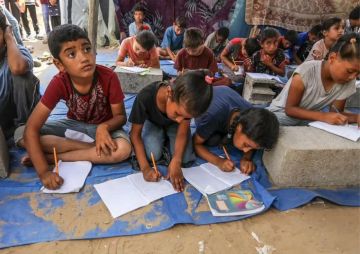 بالصور أطفال غزة يتعلمون على الأرض وسط نقص المقاعد بالصور أطفال غزة يتعلمون على الأرض وسط نقص المقاعد