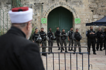 الاحتلال يغلق المسجد الإبراهيمي ويخلي موظفي الأوقاف بالتزامن مع وصول مستوطنين الاحتلال يغلق المسجد الإبراهيمي ويخلي موظفي الأوقاف بالتزامن مع وصول مستوطنين
