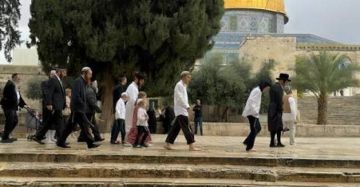 الرئاسة الفلسطينية تحذر: العبث الإسرائيلي بالمسجد الأقصى لعب بالنار وقد يجر المنطقة لحرب دينية الرئاسة الفلسطينية تحذر: العبث الإسرائيلي بالمسجد الأقصى لعب بالنار وقد يجر المنطقة لحرب دينية