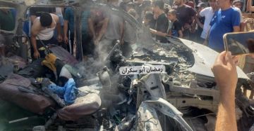 بالصور شهيدان وإصابات في قصف سيارة مدنية غرب مدينة غزة بالصور شهيدان وإصابات في قصف سيارة مدنية غرب مدينة غزة