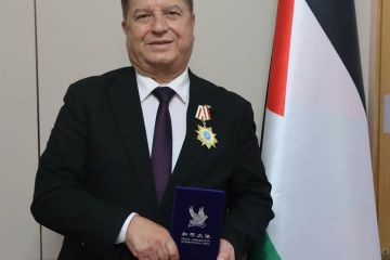 تكريم السفير عواد بوسام سفير السلام خلال مهرجان حديقة السلام في بكين تكريم السفير عواد بوسام سفير السلام خلال مهرجان حديقة السلام في بكين