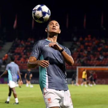 لاعب حر ولد في القصر واختار كرة القدم طريقا له لاعب حر ولد في القصر واختار كرة القدم طريقا له