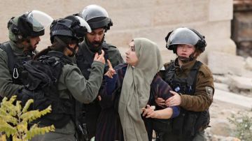 الاحتلال يعتقل فتاة عند حاجز بيت إكسا شمال غرب القدس الاحتلال يعتقل فتاة عند حاجز بيت إكسا شمال غرب القدس
