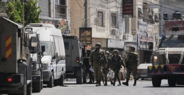 الاحتلال يعتقل مصابا فلسطينيا من مستشفى ويدعي تنفيذه عملية حلميش الاحتلال يعتقل مصابا فلسطينيا من مستشفى ويدعي تنفيذه عملية حلميش