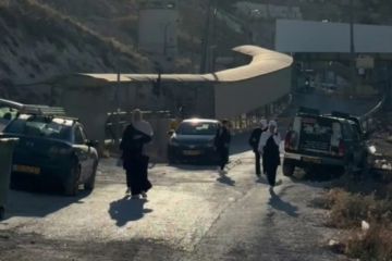 القدس.. هذا ما يحدث لمئات الطلبة يوميا على حاجز إسرائيلي القدس.. هذا ما يحدث لمئات الطلبة يوميا على حاجز إسرائيلي