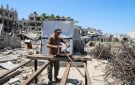حديد المباني المدمرة.. مصدر رزق محفوف بالمخاطر في غزة