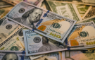 الدولار قرب أعلى مستوياته في شهرين وسط توقعات برفع أسعار الفائدة