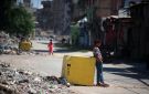 شاهد بالفيديو.. فلسطيني من غزة يتسلل لموقع عسكري إسرائيلي ويصل لبوابته دون أن يلاحظه أحد