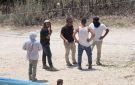 مستوطن يعتدي على صحفيين فلسطينيين قرب بيرزيت شمال رام الله (فيديو)
