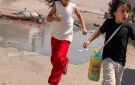 خاص كانت تمشي خلف أبيها.. وفجأة أصبح جثمانا .. الطفلة ماريا صيام تجسد وجع الطفولة في غزة