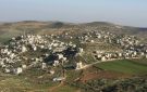 لم يتبق سوى 2 .. المستوطنون يسيطرون على معظم أراضي قرية المغير