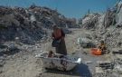 غارات ونسف منازل واستهداف للنازحين يفاقم الأزمة الإنسانية في غزة