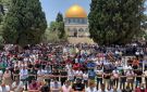 عشرات آلاف المصلين يؤدون الجمعة في الأقصى رغم تشديدات الاحتلال