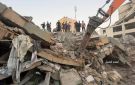 محدث بالفيديو والصور: 12 شهيدا وعشرات المفقودين في انهيار عمارة سكنية تؤوي نازحين غرب غزة