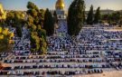 عشرات الآلاف يؤدون صلاة الجمعة في المسجد الأقصى المبارك