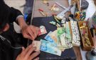 مفارقة السيولة في غزة.. المواطن يدفع للحصول على الكاش وللتخلص منه