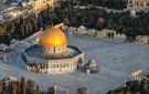 عشرات الآلاف يؤدون الجمعة في الأقصى رغم القيود الإسرائيلية