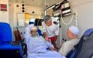 بالصور: الهلال الأحمر يشارك في إجلاء 41 مريضا و48 مرافقا للعلاج خارج قطاع غزة