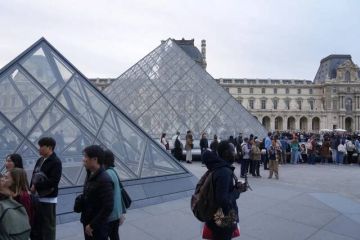 افتتاح متحف اللوفر مجددا بعد سرقة مجوهرات بـ100 مليون دولار افتتاح متحف اللوفر مجددا بعد سرقة مجوهرات بـ100 مليون دولار