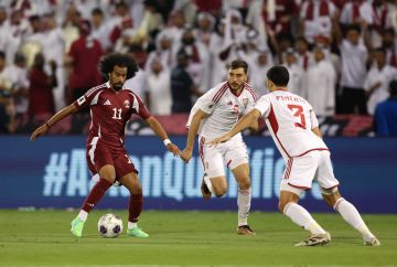 بعد الفيديو المثير للجدل.. أكرم عفيف يكشف حقيقة طلب رمي علب المياه في مباراة الإمارات