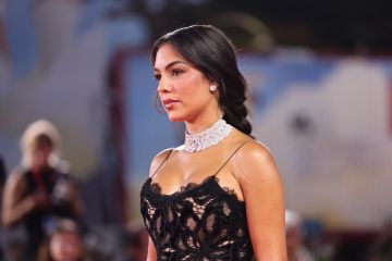 جورجينا رودريغيز تجمع بين الأناقة والاحتشام على شاطئ الدوحة