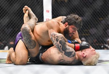 شاهد.. مقاتل يكتسح خصمه قبل خنقه شاهد.. مقاتل يكتسح خصمه قبل خنقه