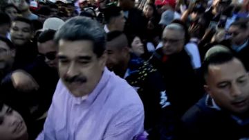 الجيش الأمريكي ينفذ أكبر استعراض للقوة قرب فنزويلا قبل أيام من تصنيف مادورو إرهابيا 