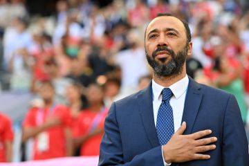 مهارة مدرب المغرب بترويض الكرة بطريقة فنية في مباراة سوريا تثير تفاعلا مهارة مدرب المغرب بترويض الكرة بطريقة فنية في مباراة سوريا تثير تفاعلا