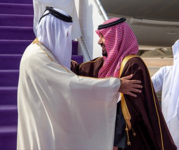 السعودية.. تفاعل على طريقة استقبال محمد بن سلمان لأمير قطر لدى وصوله الرياض السعودية.. تفاعل على طريقة استقبال محمد بن سلمان لأمير قطر لدى وصوله الرياض