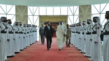 أمير قطر يستقبل الشرع والوفد المرافق له في مطار حمد الدولي (صور) أمير قطر يستقبل الشرع والوفد المرافق له في مطار حمد الدولي (صور)