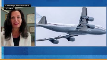 تصرف طيار قطري يثير انتباه مستشارة ترامب بجانب الطائرة الرئاسية فوق الدوحة