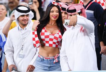 إطلالة مثيرة للمشجعة الأكثر جاذبية في مونديال قطر 2022 مع رئيس الفيفا.. (صور فيديو)