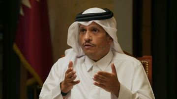 أمير قطر يثير تفاعلا بلقطات مع نجل ووالد رجل الأمن الدوسري بصلاة الجنازة ودفن قتلى الضربة الإسرائيلية أمير قطر يثير تفاعلا بلقطات مع نجل ووالد رجل الأمن الدوسري بصلاة الجنازة ودفن قتلى الضربة الإسرائيلية