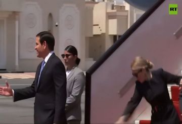 شاهد تعثر عقيلة روبيو على درج الطائرة في الدوحة شاهد تعثر عقيلة روبيو على درج الطائرة في الدوحة