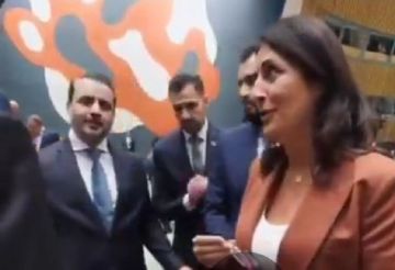 غمزة الوزير الشيباني للرئيس الشرع تشعل مواقع التواصل الاجتماعي (فيديو)