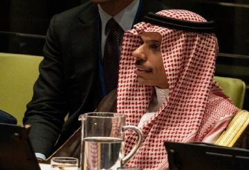 بن فرحان يجري اتصالات مع نظرائه الإيراني والقطري والعماني لبحث التطورات الإقليمية