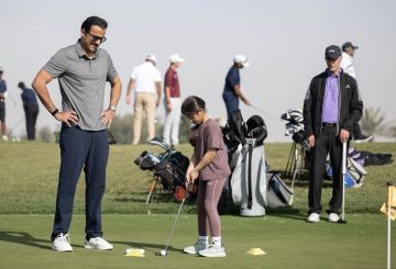 شاهد.. أمير قطر يلعب الغولف