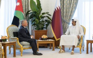 أمير قطر يبحث التصعيد الراهن واستمرار العدوان الإيراني مع ملك الأردن