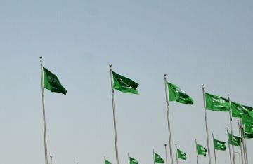 إدانات خليجية وعربية للهجوم على السعودية: دعم الرياض في حماية أمنها إدانات خليجية وعربية للهجوم على السعودية: دعم الرياض في حماية أمنها