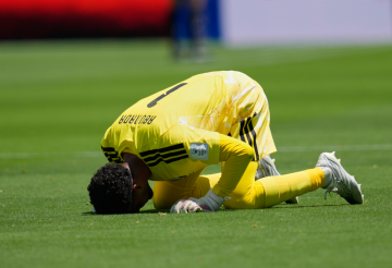 لقطة مؤثرة لحارس منتخب قطر بعد فوزه بجائزة أفضل لاعب في مباراة سويسرا لقطة مؤثرة لحارس منتخب قطر بعد فوزه بجائزة أفضل لاعب في مباراة سويسرا