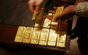 الذهب يتراجع متأثرا بارتفاع الدولار عقب تثبيت أسعار الفائدة