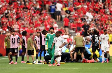 لقطة مونديالية.. لاعب قطري يشعر بالصدمة والندم بعدما تسبب بإصابة خطيرة لنجم كندا لقطة مونديالية.. لاعب قطري يشعر بالصدمة والندم بعدما تسبب بإصابة خطيرة لنجم كندا