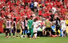 لقطة مونديالية.. لاعب قطري يشعر بالصدمة والندم بعدما تسبب بإصابة خطيرة لنجم كندا