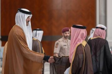 أمير قطر يواصل استقبال المعزين في وفاة الأمير الوالد أمير قطر يواصل استقبال المعزين في وفاة الأمير الوالد