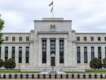 الدولار يتراجع بعد تثبيت الفيدرالي الأمريكي أسعار الفائدة 
